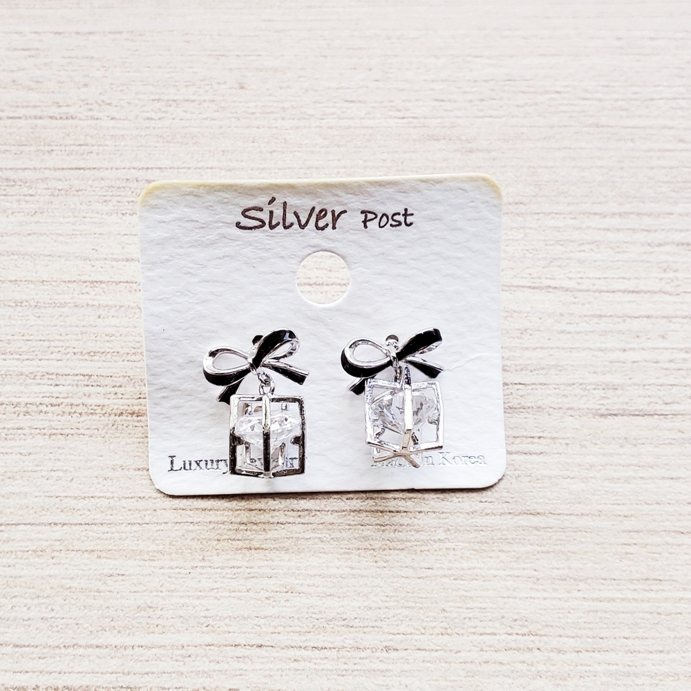 Brand New Korean Present Bow Drop Earrings